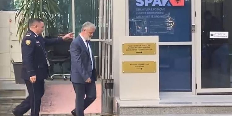 ÇFARË NDODHI? Ish-drejtori i Policisë së Shtetit, Muhamet Rrumbullaku paraqitet në SPAK