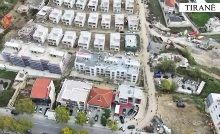 E PËSOJNË KEQ/ Lejuan ndërtimin pa leje të tri vilave në një zonë rezidenciale në Sauk, pranga 5 inspektorëve të IMT, shpallen në kërkim 3 të tjerë