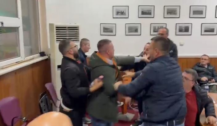 “PLAS” NË KËSHILLIN BASHKIAK TË POGRADECIT/ Sherr i dhunshëm, këshilltari përleshet me qytetarin në sallë