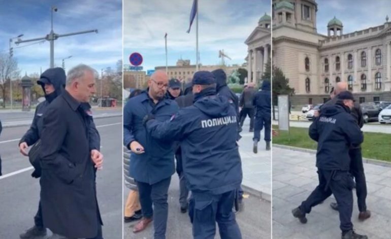 SERBI/ Policia përplaset me deputetët e opozitës, nuk i lejojnë të hyjnë në parlament