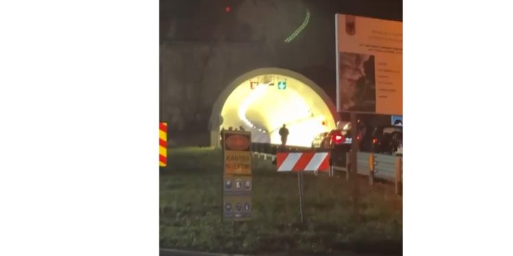 DETAJET E PARA/ Digjet një automjet në tunelin e Skarficës, policia dhe zjarrfikësja në vendngjarje