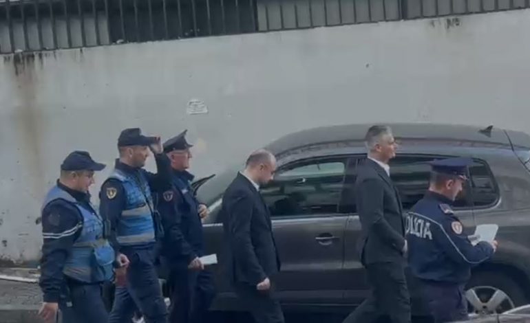 SHOQËROHEN NGA POLICIA/ Mbërrijnë në GJKKO bashkëpunëtorët e Ballukut, Gentian Gjyli dhe Erald Elezi