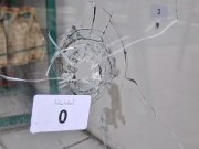 TË SHTËNAT ME ARMË ZJARRI NË KUKËS/ Policia: Ngjarja ka ndodhur gjatë natës, plumbat kanë dëmtuar fasadën e dyqanit