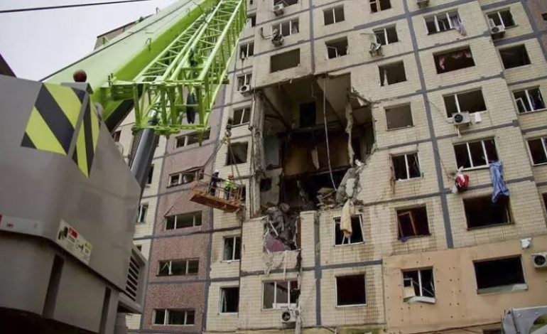 RRITET BILANCI/ Tre të vdekur nga bastisja ruse në një ndërtesë banimi në Dnieper