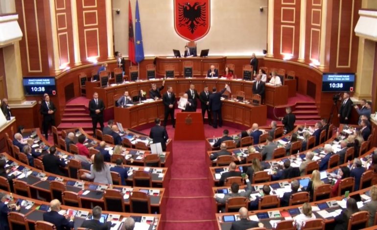 KAOS NË KUVEND/ Berisha bllokon foltoren, ndërhyn garda…