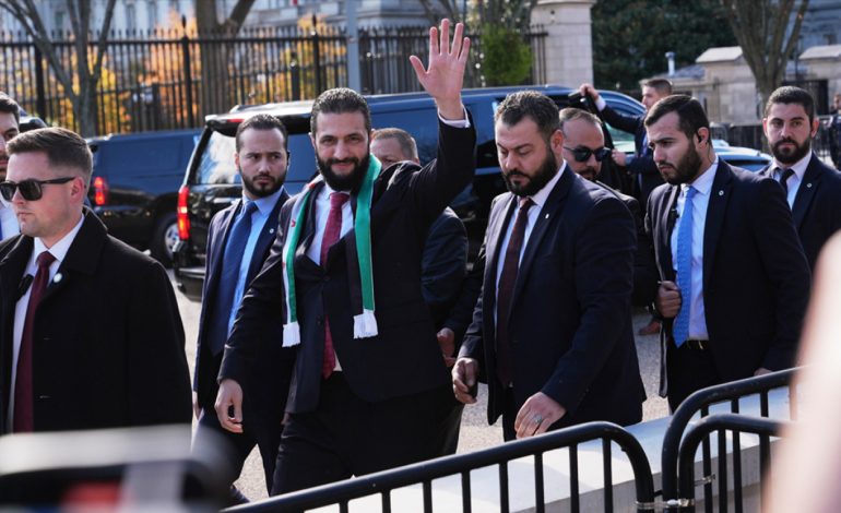 VIZITË HISTORIKE NË SHTËPINË E BARDHË/ Presidenti i përkohshëm i Sirisë, Ahmad al-Sharaa, pritet nga Trump. ‘Dhurata’ që mori
