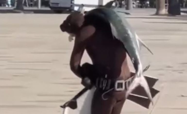 E PAZAKONTË NË VLORË/ Peshkatari kap peshkun 24 kilogramësh, e hedh mbi supe dhe bën ‘xhiro’ në shëtitore