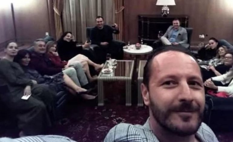 EMRAT/ “Banda 2B e Ballukut”, nga Evis Berberi dhe Ceno Klosi tek Viola Haxhiademi, ja personazhet në foton e denoncuar nga PD