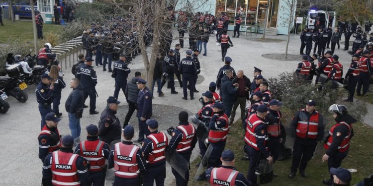 POLICIA DHE RENEA “RRETHOJNË” KRYEMINISTRINË/ Lapaj i hap vend Berishës, largohet nga bulevardi