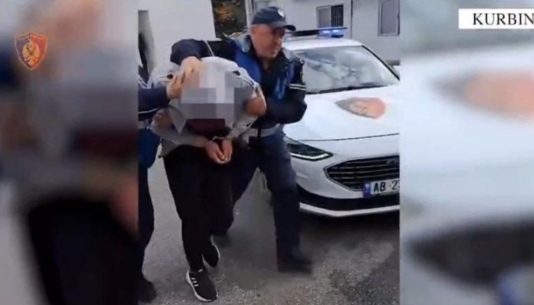 NDODH NË KURBIN/ Kërcënoi me armë zjarri kushëririn, arrestohet pas disa orësh arrati 21-vjeçari (EMRI)