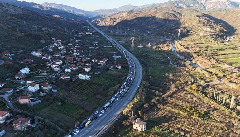 PAMJET/ Trafik kilometrik në rrugën nga Tirana drejt Elbasanit