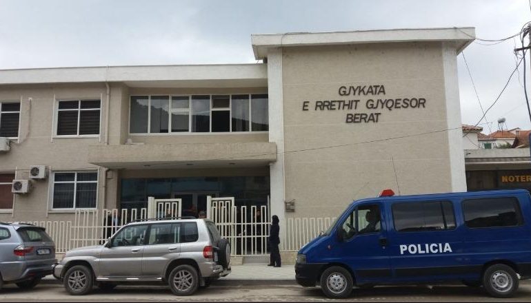 MBANTE NË SHTËPI MATERIALE SKRETE/ Ish-kreu i SHISH në Berat dënohet me 2 vite burg, lihet në ‘shërbim prove’ i biri