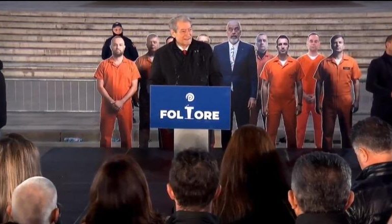 PROTESTA/ Berisha: Shikoni se çfarë bëjnë me protestën paqësore të Lapajt, policia me akte banditësh i heq karriget e çadrat