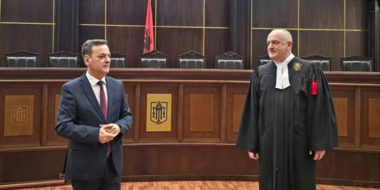 PAS DEKRETIMIT NGA PRESIDENTI/ Gjykata e Lartë mirëpret anëtarin e ri të trupës gjyqësore, Genti Shalën