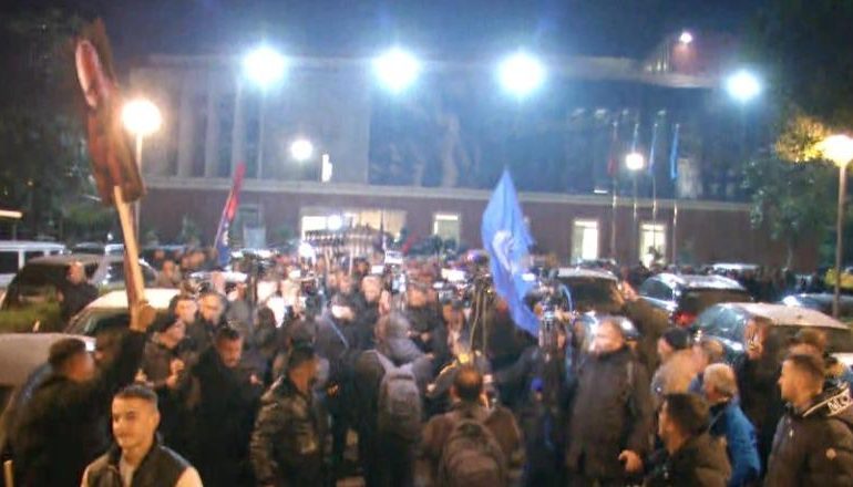 PROTESTA E PD/ Berisha lë selinë për t’iu bashkuar militantëve para Kryeministrisë