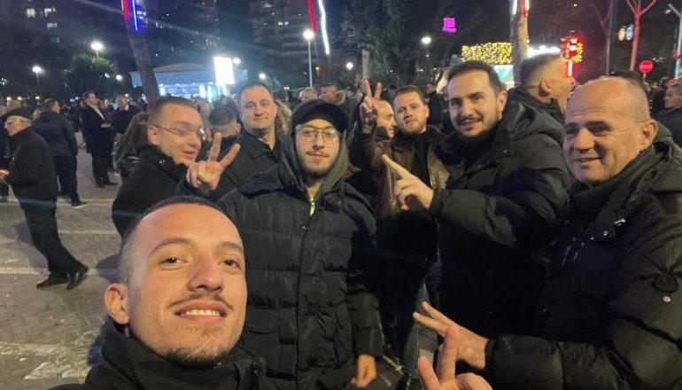 FOTOLAJM/ Salianji me besnikët e Foltores së tij i bashkohet protestës së Berishës