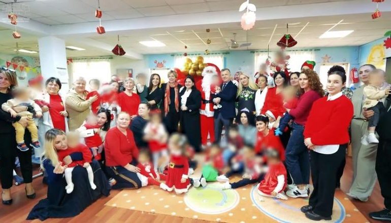 FESTA E KRISHTLINDJES/ Ministria e Shëndetësisë dhe deputetë të Kuvendit dërgojnë dhurata në Shtëpinë e Foshnjës