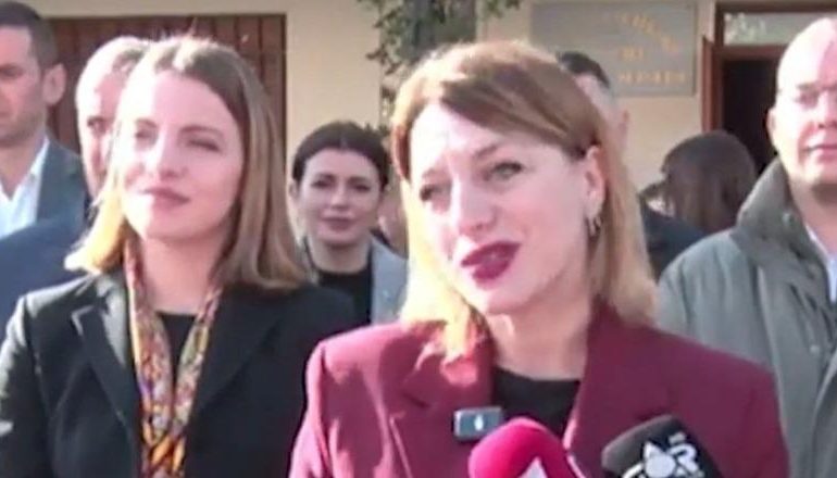 “JU LUTEM DHE NJËHERË…”/ Prefektja e Shkodrës ngatërrohet me urimin për Krishtlindje