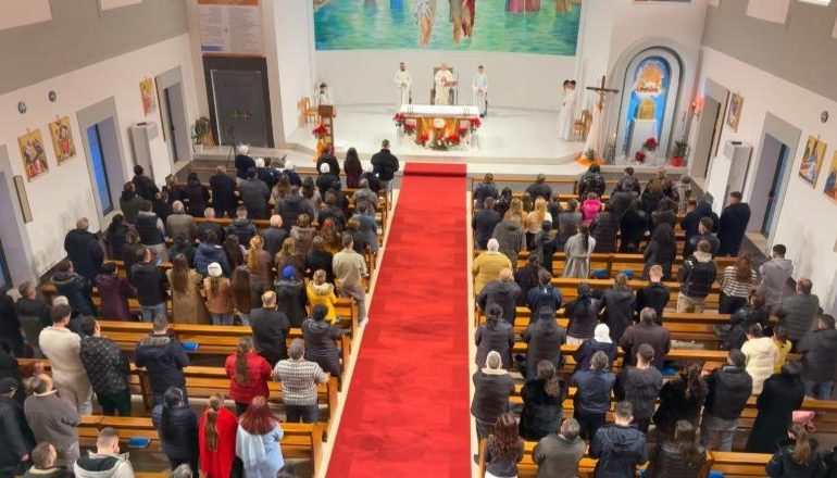 KREMTOHET KRISHTLINDJA/ Besimtarët në të gjithë vendin mbushin kishat! Lutje dhe mesazhe paqeje