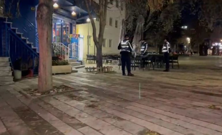 ÇFARË NDODHI NË KORÇË? Konflikt dhe përleshje brenda një lokali, shoqërohen i dëmtuari dhe pronari (FOTO)