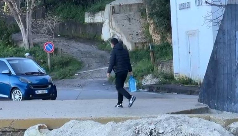 VLORA TRE DITË PA UJË/ Shkak defekti që ka pësuar tubi kryesor! Spitali furnizohet me autobotët e zjarrfikësve