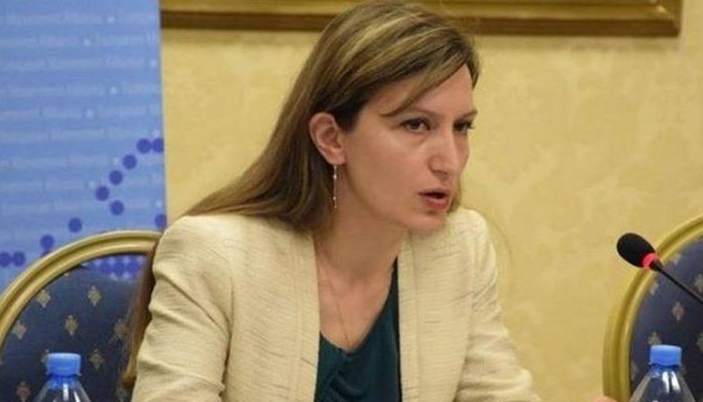 DOGJI KREVATIN E ISH-BASHKËJETUESIT DHE KËRCËNOI…/ Ndalohet drejtoresha e ministrisë së Brendshme Alma Bime