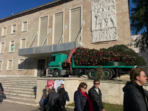 FOTOLAJM/ Përgatitje për skenarë dhune në protestën e opozitës? Kryeministria merr masa, heq pemën