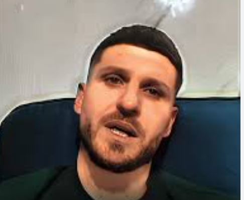 SHERRE E DEBATE ONLINE/ Plagoset me armë zjarri personazhi i njohur i rrjetit social “TikTok”