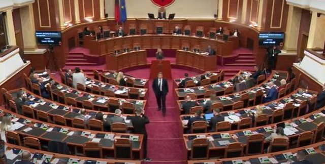 PLAS KEQ/ Blushi: S’pres që e mençura Zegjine të ketë mençurinë e Dritëro Agollit! Deputetja: I dashur Tedi për ty nuk kam…