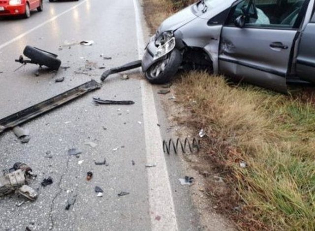 E RËNDË NË TIRANË/ 12-vjeçari merr makinën e të atit dhe aksidentohet keq, adoleshenti pasagjer…