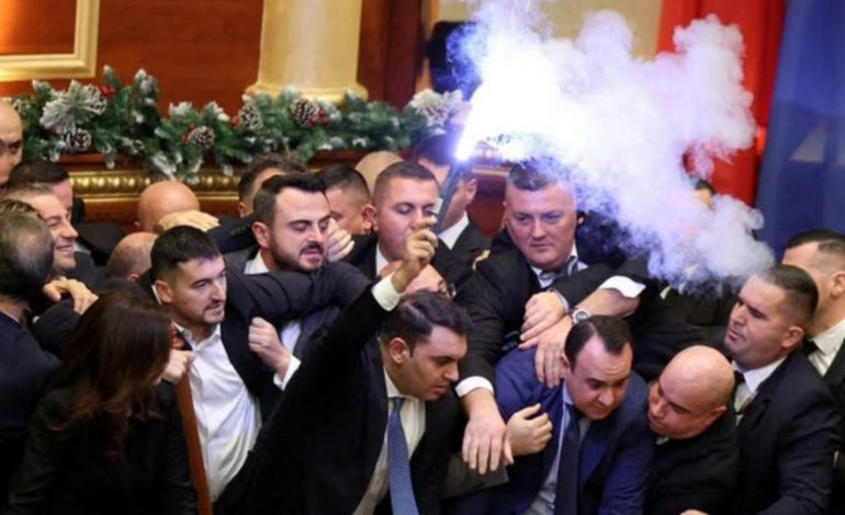 “SHPËRTHEN PARLAMENTI SHQIPTAR”/ Kaosi dhe përplasjet e deputetëve jehonë në mediat e huaja