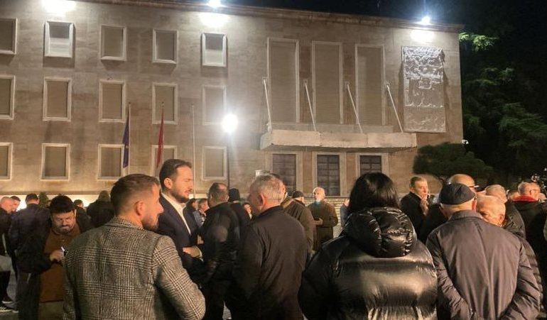 SALIANJI NIS TË MËRRKURËN FOLTOREN NGA DURRËSI/ Berisha nesër takim me strukturat