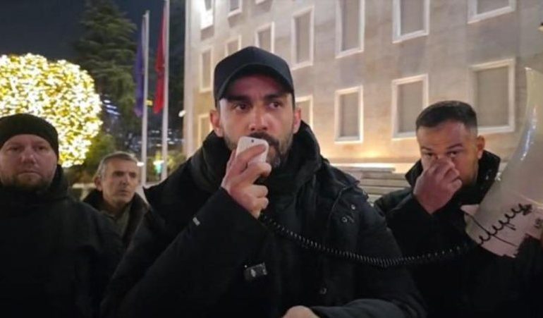 BERISHA I BËRI FTESË/ Lapaj e refuzon: Protesto si qytetar, lëre partinë te selia!