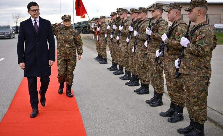 “VLERËSIM PËR TOGËN TONË”/ Ministri Vengu viziton trupat shqiptare në misionin e NATO-s në Bullgari