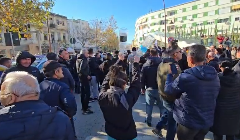 KAOSI NË VLORË/ Protestuesit bllokojnë kryqëzimin kryesor