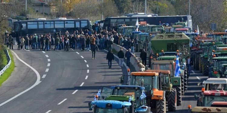 PROTESTAT E FERMERËVE BLLOKOJNË SËRISH AKSIN KAKAVIJË-JANINË/ Policia shqiptare: Do lejohen vetëm makinat për emergjenca