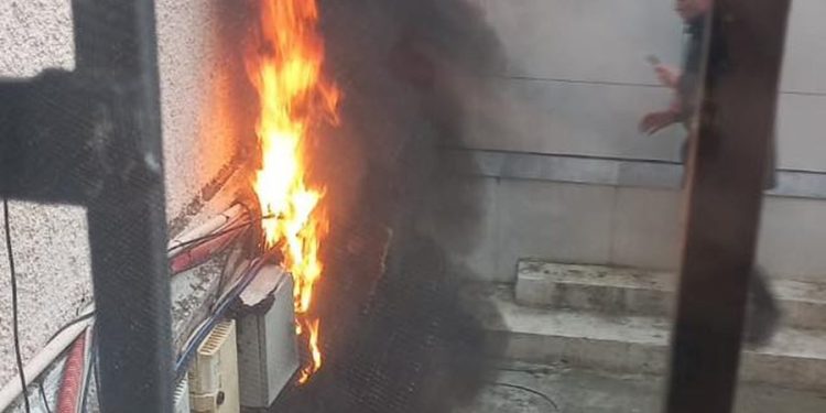 ZJARRI JASHTË SALLËS SË KUVENDIT/ Balla: U vu me urdhër të Berishës! Vepër e rëndë në flagrancë