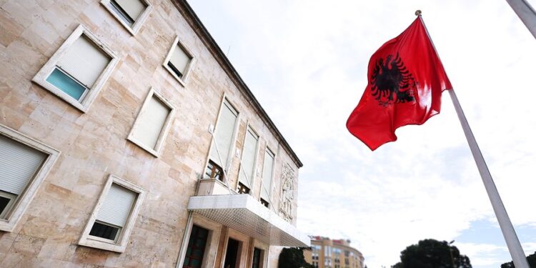 VENDOS QEVERIA: Edhe e premtja pushim për administratën