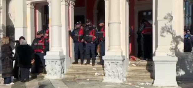 FOTOLAJM / Protesta për ujin në Vlorë, qytetarët godasin me vezë godinën e Bashkisë dhe Policinë
