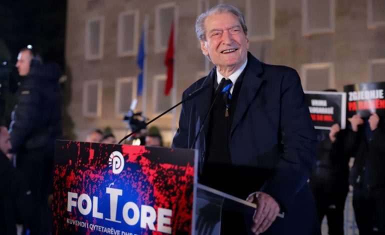 MBYLLET PROTESTA E OPOZITËS/ Berisha: Rinisim tubimet në fillim të vitit të ri, bulevardi është rruga e fitores