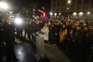 MBARON “FOLTORJA 2″/ Protestuesit e opozitës largohen nga sheshi pranë Kryeministrisë