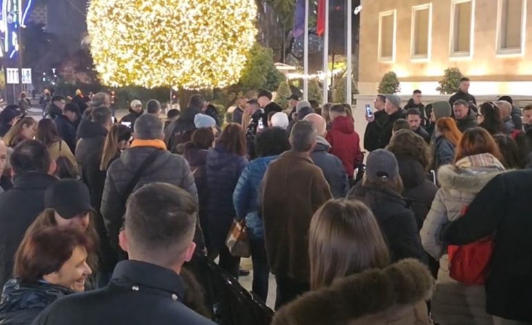 “POPULLOI ÇOI QEVERINË DREJT DORËHEQJES NË BULLGARI”/ Lapaj vijon protestën para Kryeministrisë: Të shporrim ata që na vjedhin miliona me një firmë