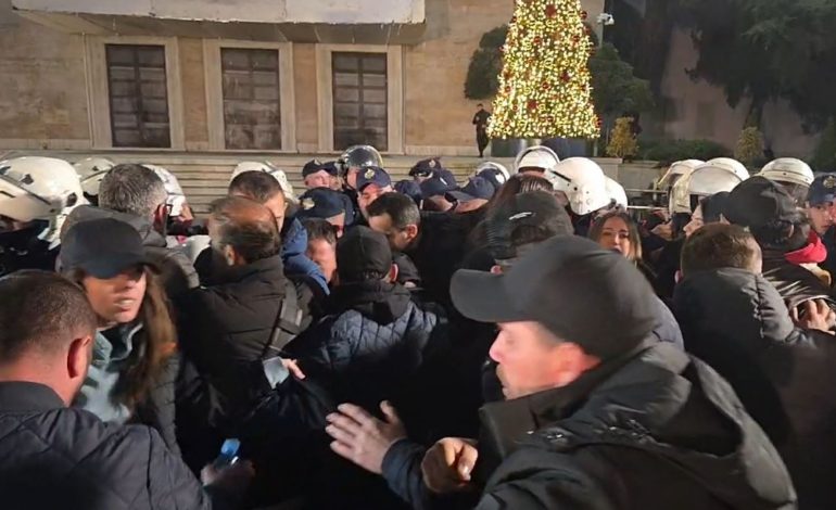 TENSIONE DHE PËRPLASJE NË PROTESTËN PARA KRYEMINISTRISË/ Lapaj: Ju gangstera me uniformë…