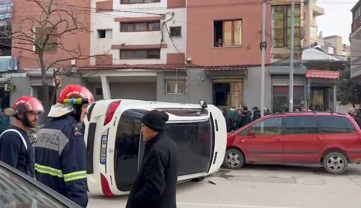 AKSIDENT NË KORÇË/ Shoferi humb kontrollit dhe përplaset me automjetin e parkuar, përmbyset…