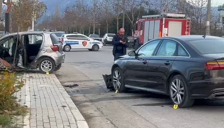 AKSIDENT I RËNDË NË KAMËZ/ Dy makinat përplasen me njëra-tjetrën, plagosen 4 persona