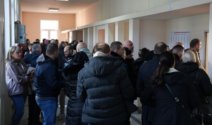 ZGJEDHJET NË KOSOVË/ Lista Serbe nis votimin kolektiv në Mitrovicën e Veriut