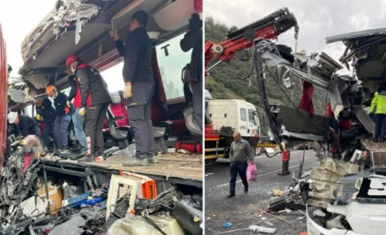 AKSIDENT I RËNDË NË TURQI/ Autobusi përplaset me kamionin, humbin jetën 7 persona, plagosen 11 të tjerë