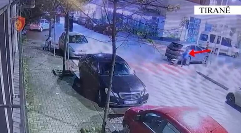 UNIFORMË POLICIE  PRANGA DHE MUNICION  Grabiti marketin dhe shtyu të miturin të kryente vjedhje  arestohet 21 vjeçari në Tiranë