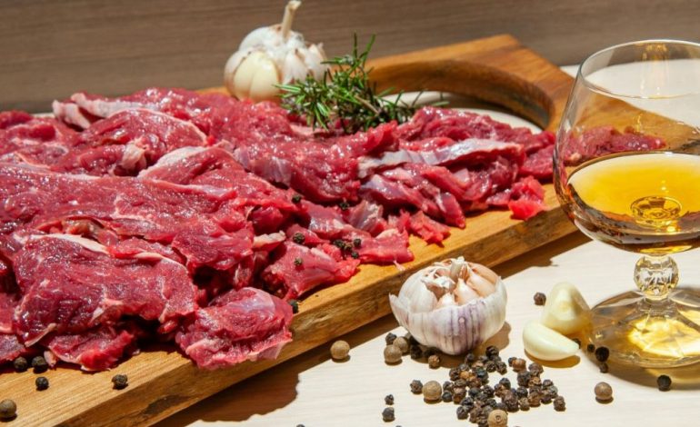 STUDIMI: Marinimi i mishit zvogëlon rrezikun e kancerit! Si duhet të veproni