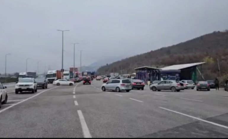 FLUKS I LARTË AUTOMJETESH NË KUFIRIN SHQIPËRI-KOSOVË/ Radhë të gjata dhe vonesa në pikën e kalimit kufitar